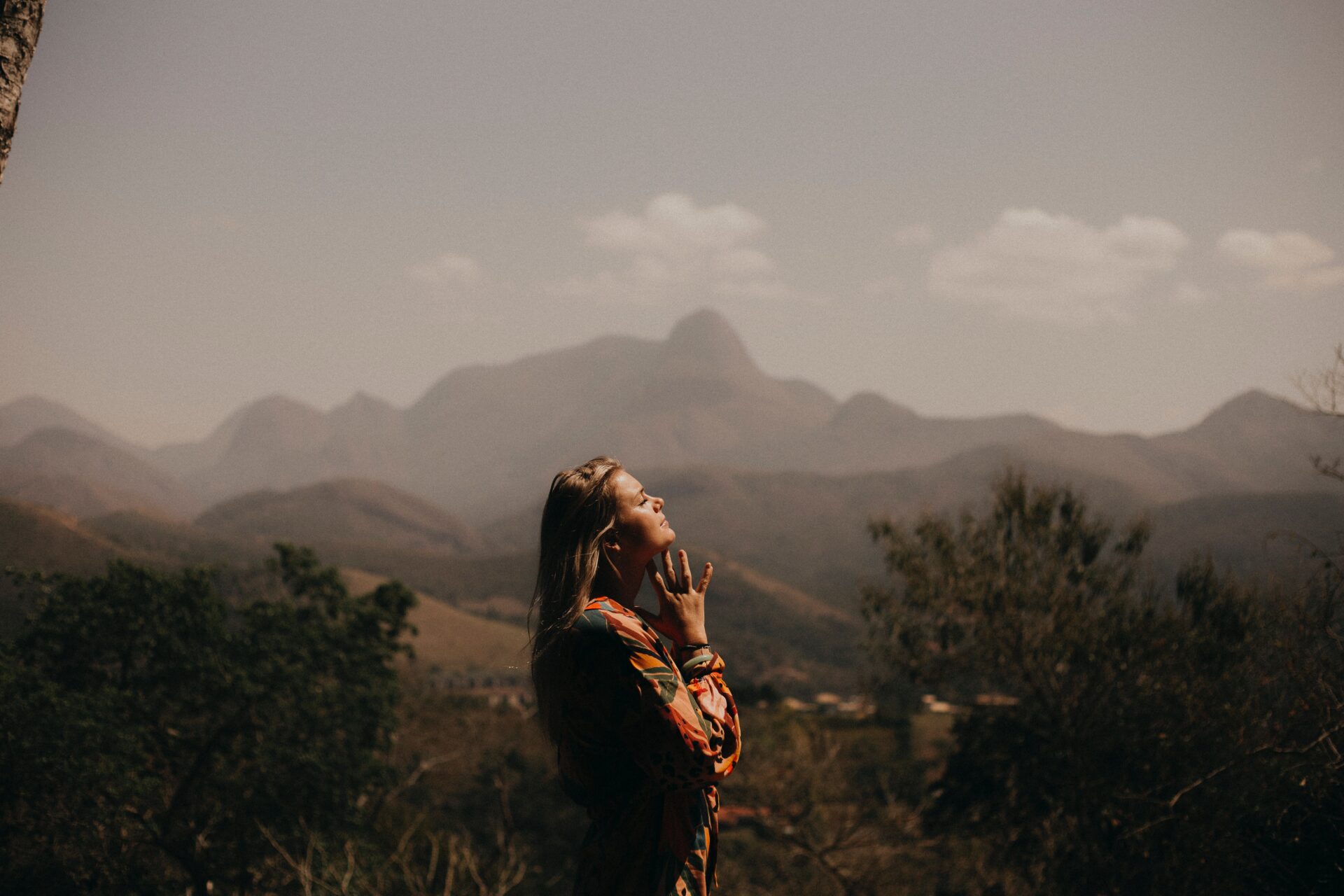 A woman standing in front of some mountains